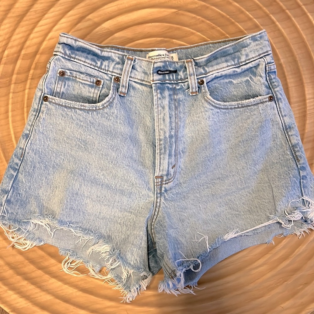 Abercrombie & Fitch the 90s relaxed cutoff short